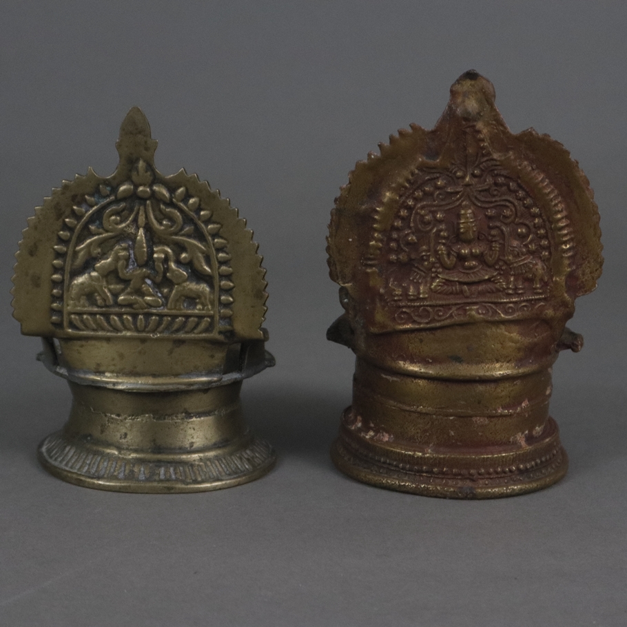 Zwei Diya-Öllampen - Indien, vor 1900, Bronzelegierung, in typischer runder Form mit kleiner Tülle - Image 8 of 9