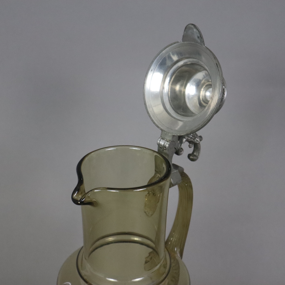 Glaskrug mit Zinndeckel - Ende 19. Jh., olivgrünes Glas, schauseitig Schneemalerei mit Trompeter in - Image 3 of 9
