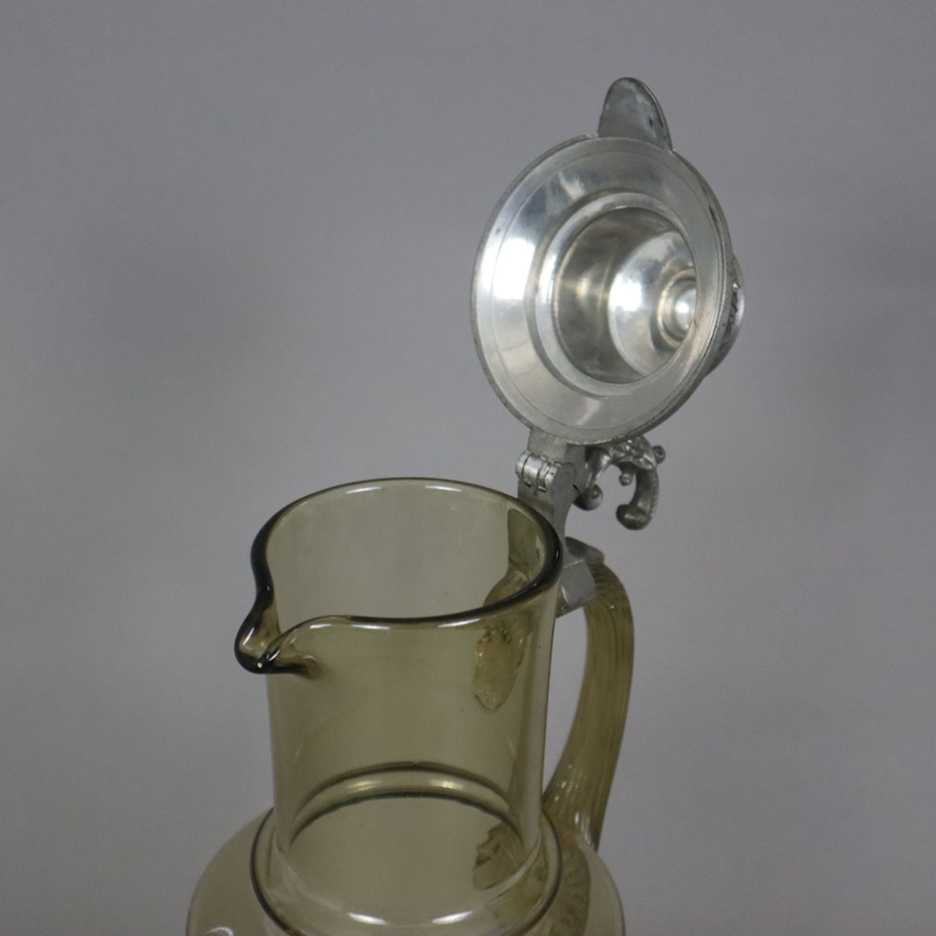 Glaskrug mit Zinndeckel - Ende 19. Jh., olivgrünes Glas, schauseitig Schneemalerei mit Trompeter in - Bild 3 aus 9