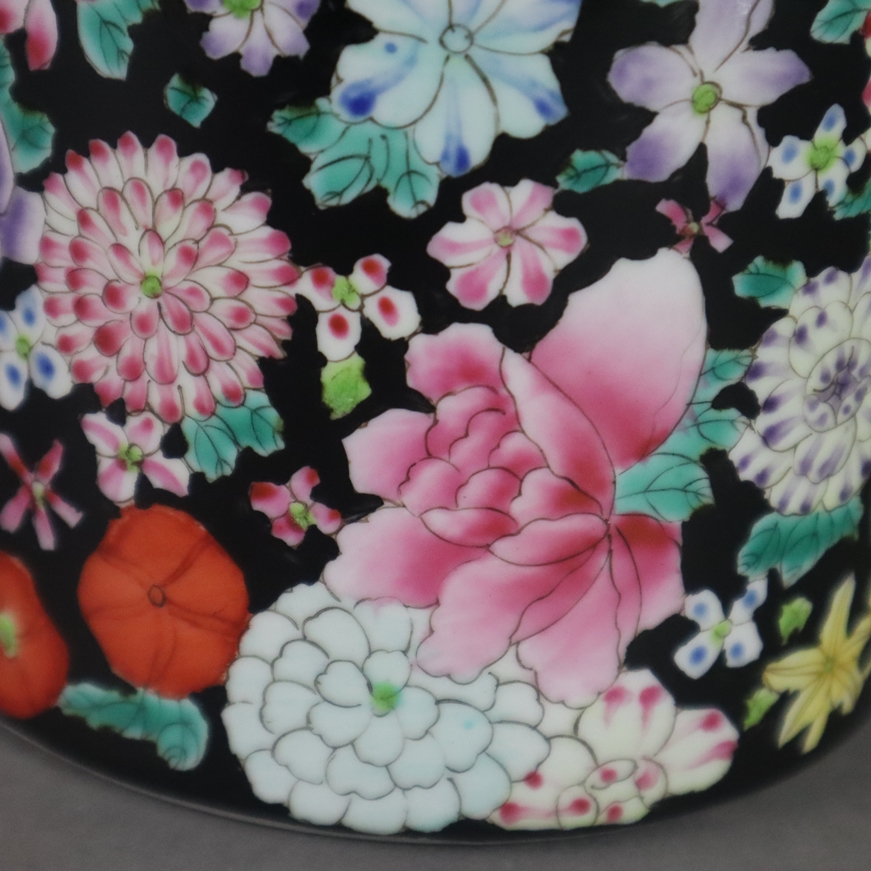Canton-Famille noire-Hutständer - Porzellan, China, zylindrischer Porzellankorpus mit Blütenmalerei - Image 5 of 8