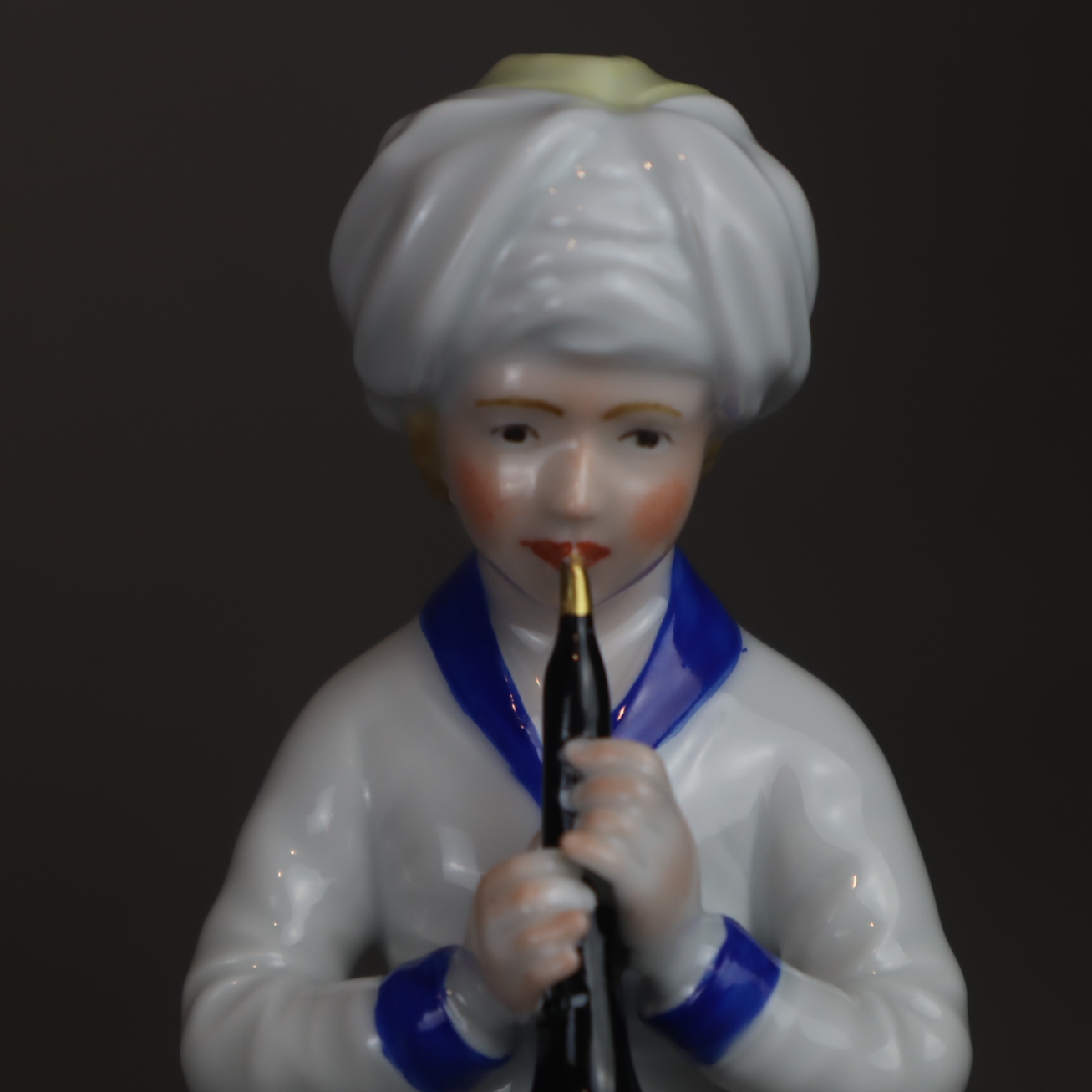 Musiker aus der Türkenkapelle- Höchst, Flöte, Porzellan, glasiert, polychrom bemalt und goldstaffie - Image 2 of 7