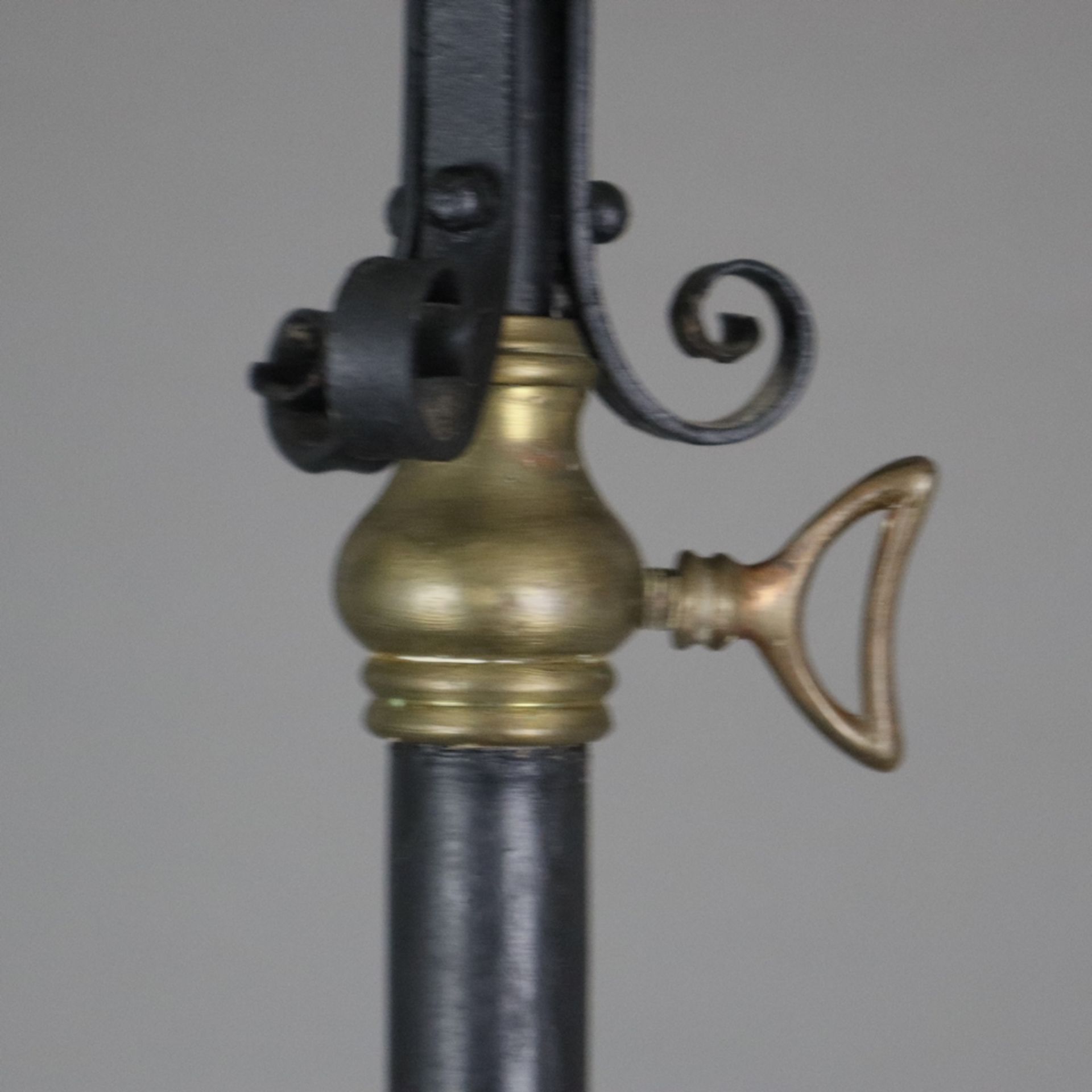 Stehlampe - Ende 19. Jh. / um 1900, Kunstschmiedeeisen-Gestell mit Volutendekor, geschwärzt, farblo - Bild 5 aus 10