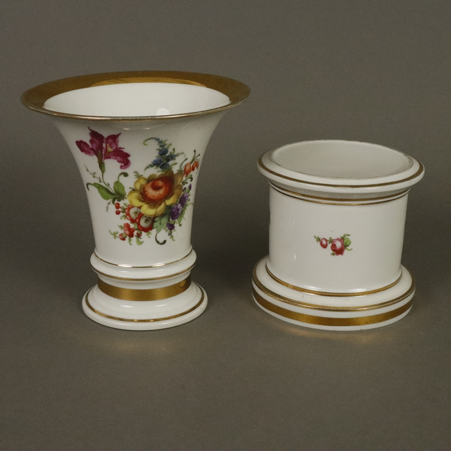 Vase mit Postament - Fürstenberg, 19. Jh., Porzellan, polychrom lithografierter Blumendekor, Goldst - Image 5 of 8
