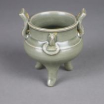 Tripoder Seladon-Weihrauchbrenner in Ding-Form - China, nach 1900, feine olivgrüne Seladonglasur, g