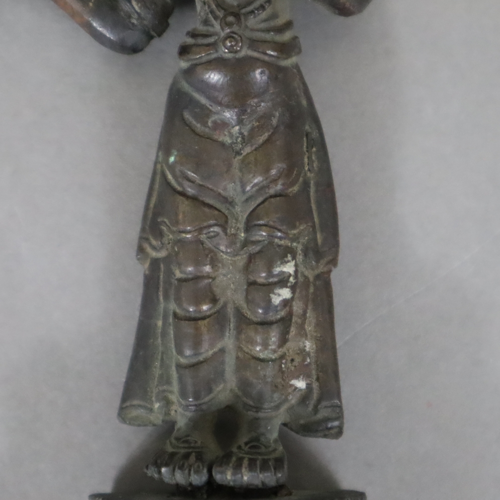 Kleine Votivfigur aus Bronze - Tibet/Nepal, Bronze, aus zwei Teilen bestehend, Figur der stehenden - Image 4 of 7