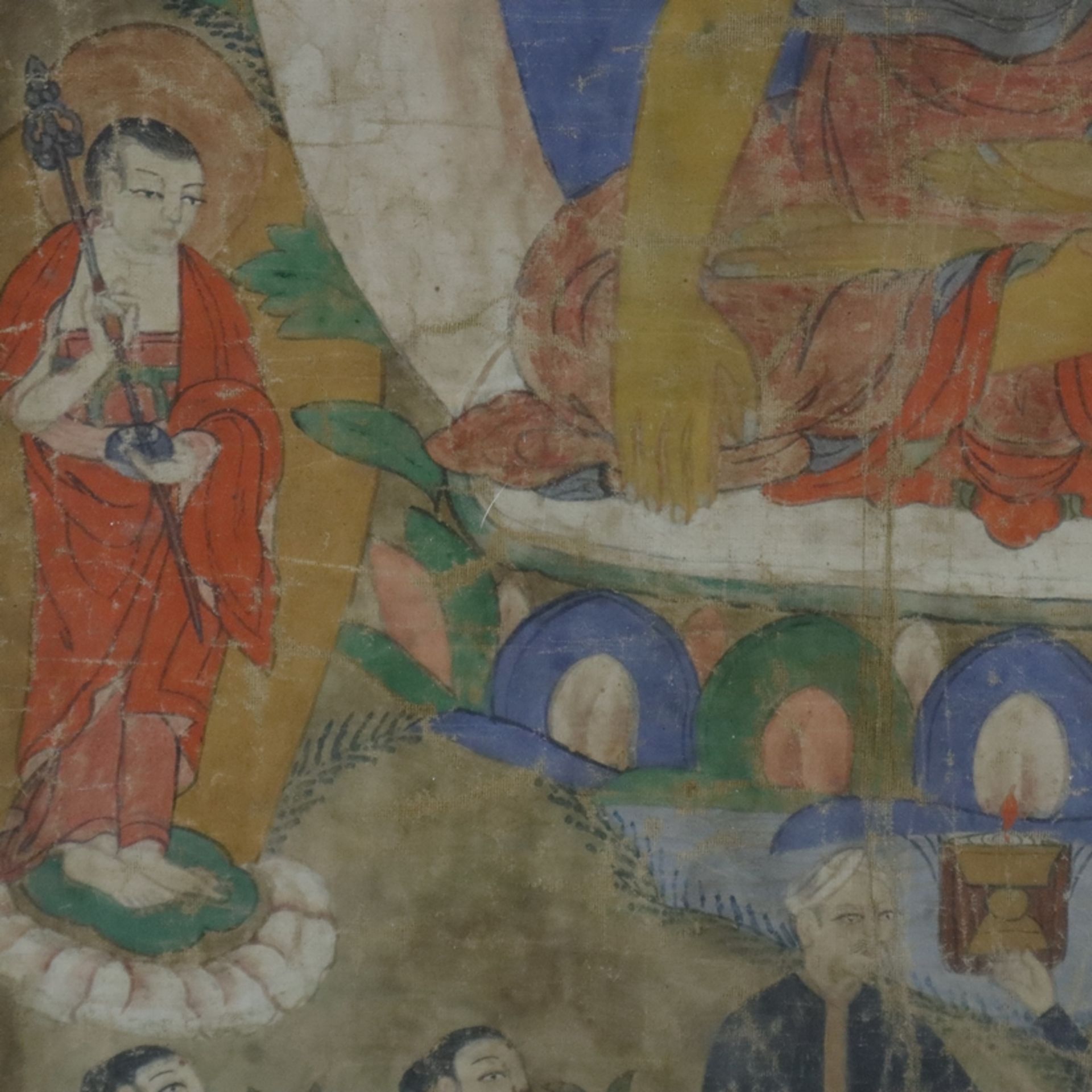Thangka mit Buddha Shakyamuni - Tibet, 19.Jh., Gouache auf Leinwand, in der Mitte auf einem Lotosth - Bild 7 aus 12