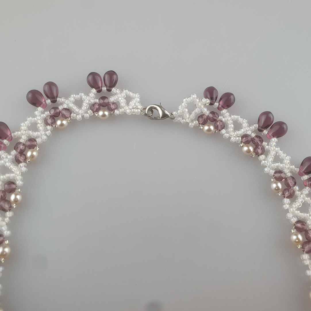 Vintage-Collier- breites Flechtband mit amethystfarbenen und weißen Glasperlen, Kunstperlchen und t - Image 5 of 6