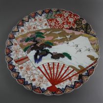 Große Imari-Platte - Japan, Meiji-/ Taishō-Zeit, Porzellan, leicht vertiefte Form mit gefächerter F