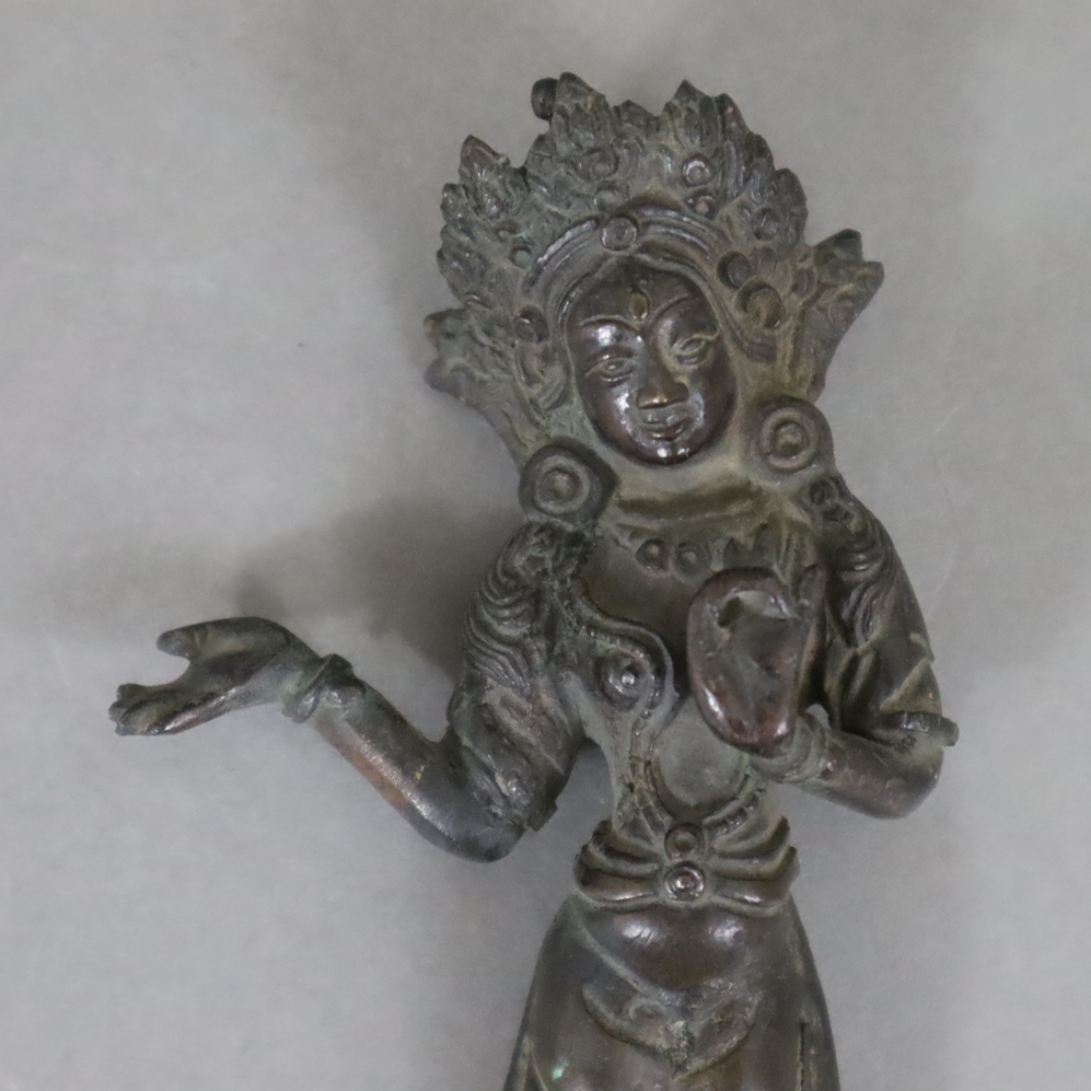 Kleine Votivfigur aus Bronze - Tibet/Nepal, Bronze, aus zwei Teilen bestehend, Figur der stehenden - Image 2 of 7