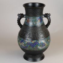 Cloisonné-Vase - China, 19.Jh., bauchiger Korpus mit zwei Henkeln mit Fabeltierköpfen, Bronze mit u