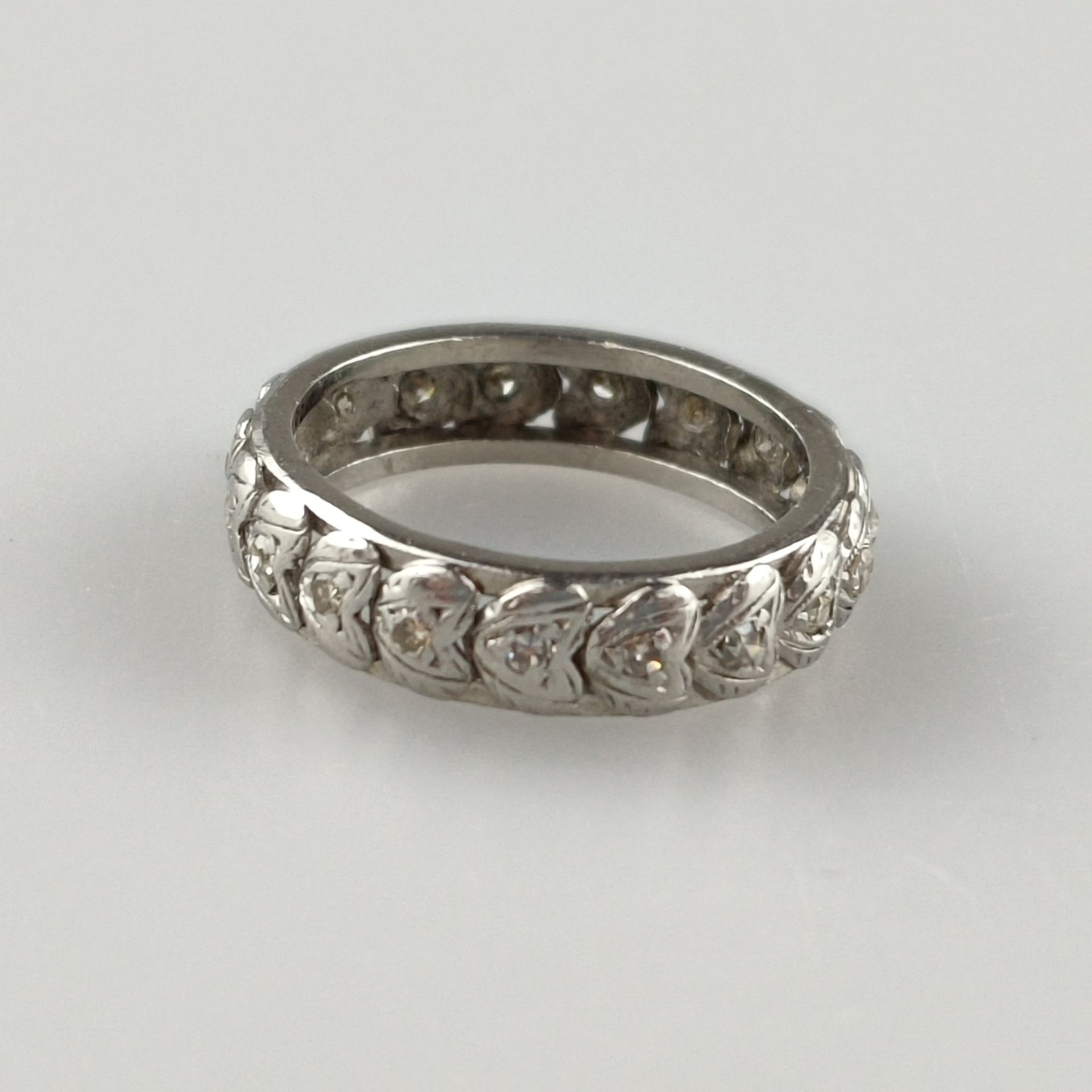 Memory-Ring mit kleinen Diamanten - Platin, 1940er Jahre, rundum Herzmuster fein ziseliert und verz - Image 4 of 5