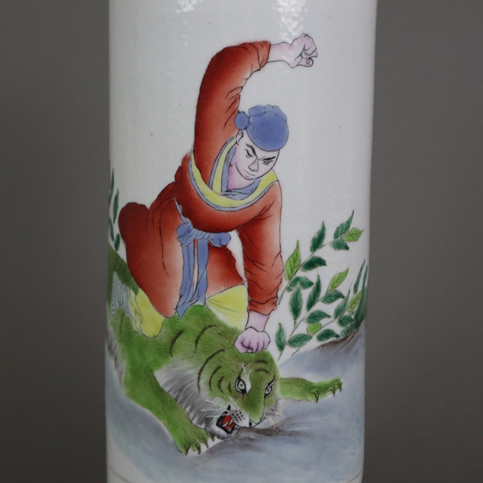 Hutständer - Porzellan, China, zylindrische Form, schauseitig großformatiges Motiv mit Tigerbändige - Image 3 of 9