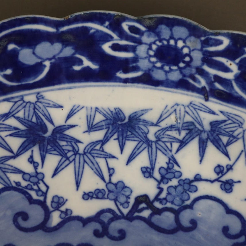 Große Platte - China, Porzellan, im kräftigen Unterglasurblau dekoriert, im Spiegel Figurenensemble - Image 8 of 9