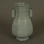 Hu-Vase - China, birnförmige gekantete Wandung auf Standring mit Röhrenhandhaben am Hals, bläuliche