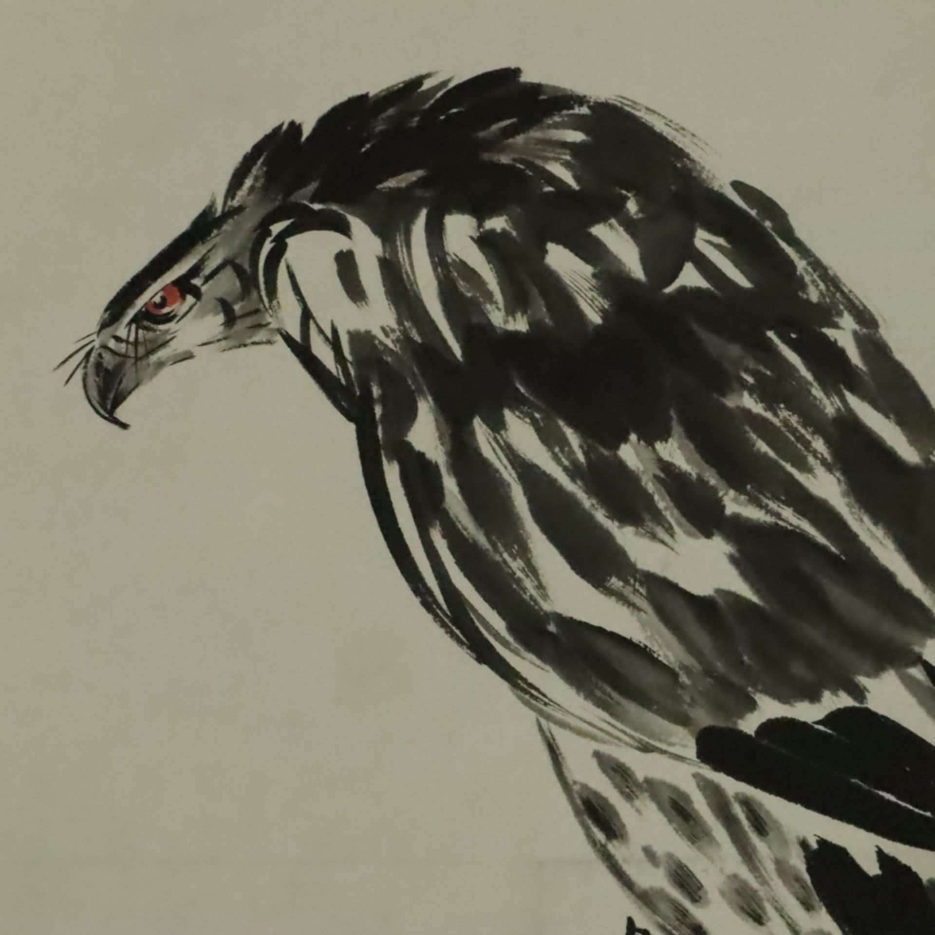 Chinesisches Rollbild - Adler, nach Sun Qifeng, Tusche und Farben auf Papier, in chinesischer Kalli - Image 2 of 8