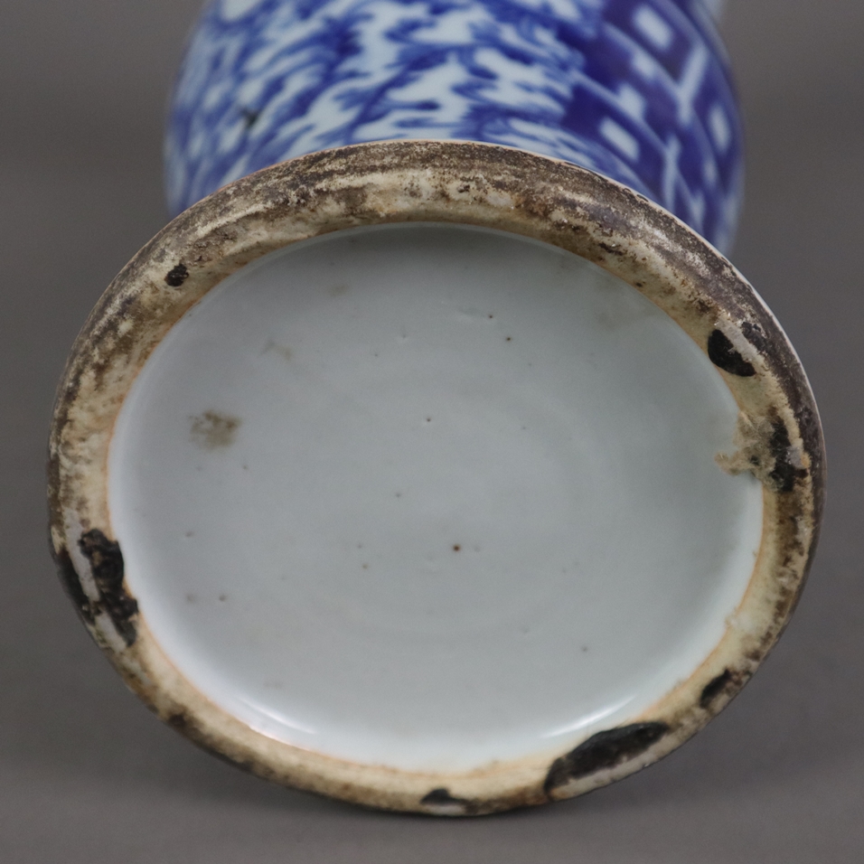 Blau-weiße Balustervase - China, ausgehende Qing-Dynastie, spätes 19. Jh., sog. „Hochzeitsvase“, Po - Image 8 of 8