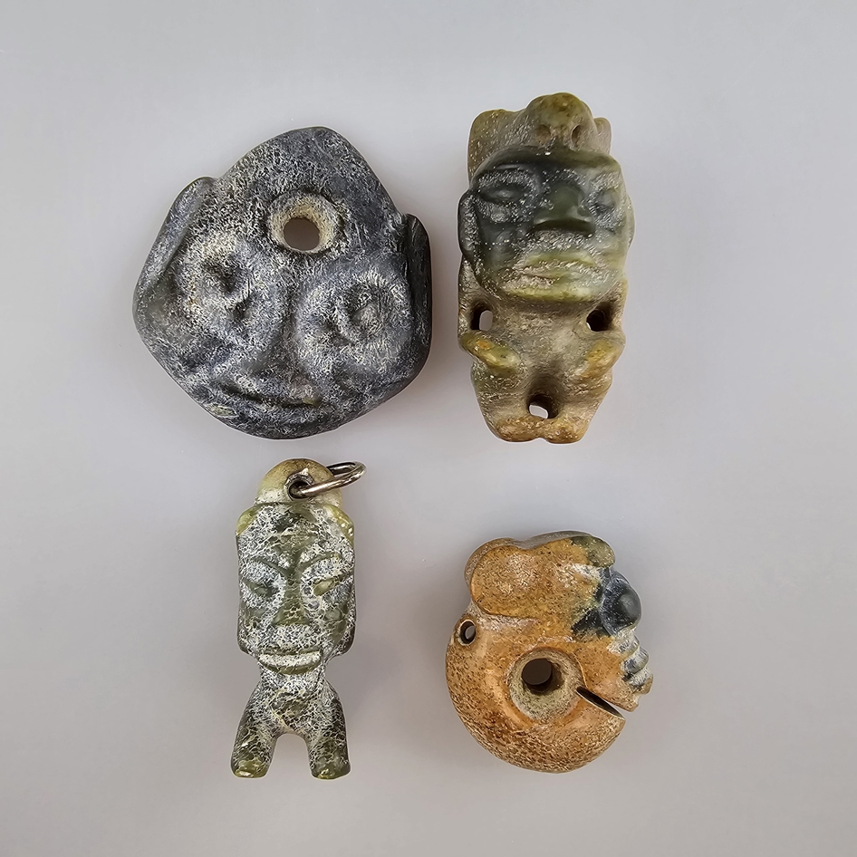 Vier Jade-/Steinschnitzereien im Hongshan-Stil - China, Qing-Dynastie oder früher, 1 Zhulong „Schwe