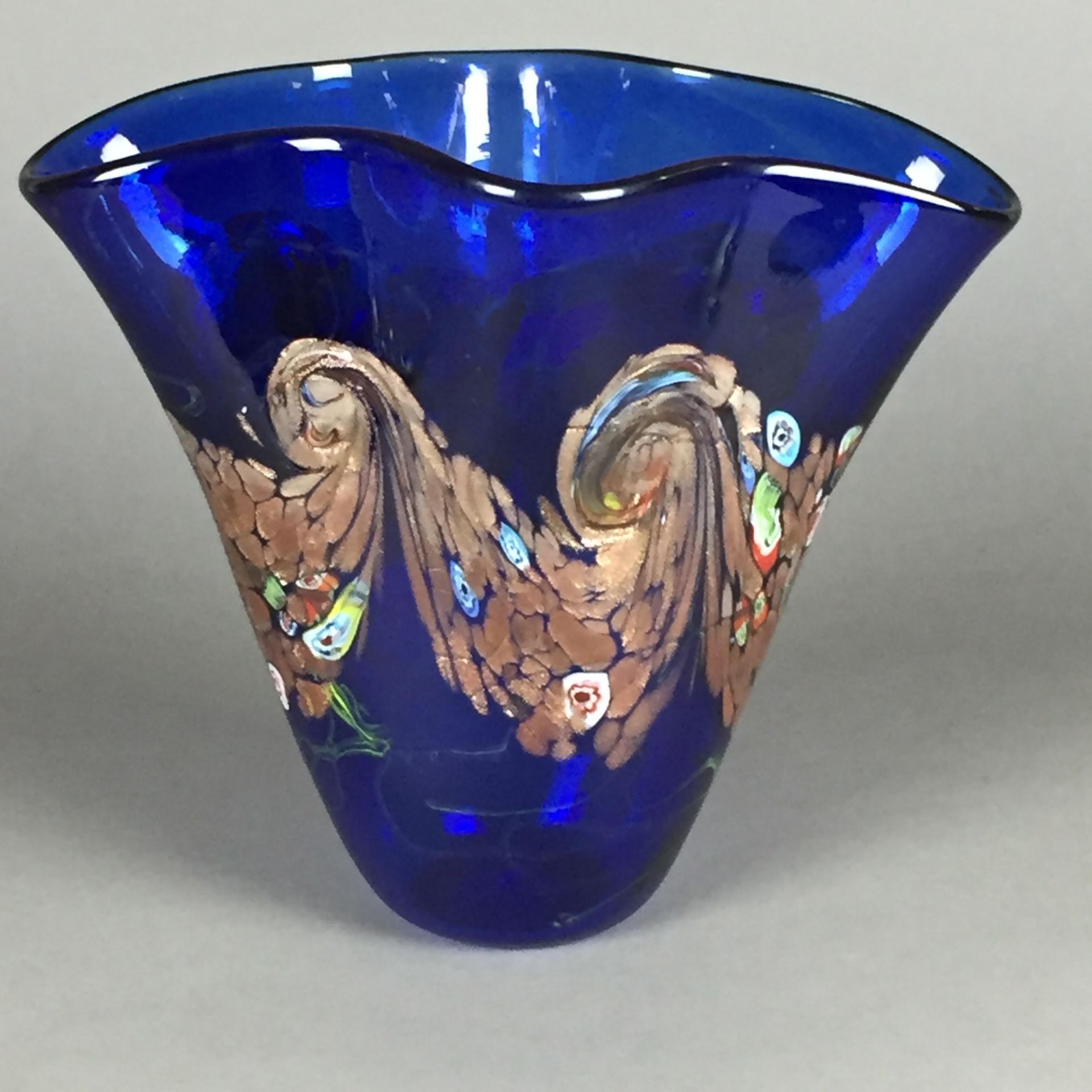 Glasvase - mehrfach gefaltete Wandung, blaues Glas, Dekor mit farbigen Murrinen und Goldfluss-Einsc - Bild 2 aus 7