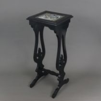 Blumentisch - wohl England, schwarz lackiertes Holzgestell mit Seitenteilen in Lyraform, mit eingel