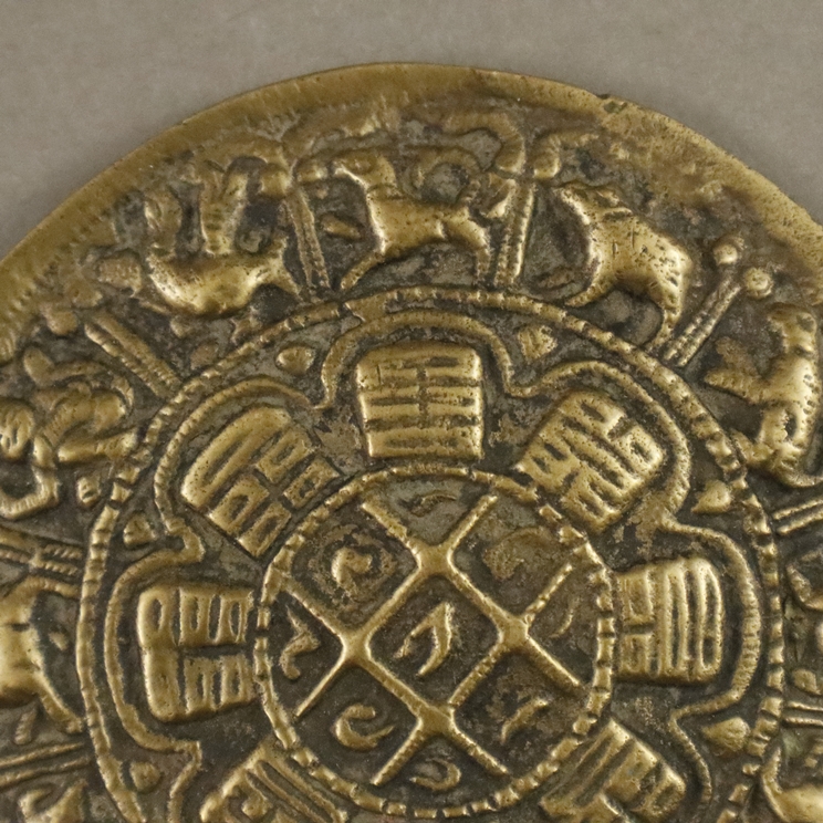 Plakette - China, Bronzelegierung, Kreisfelder mit dekorativem Relief, außen die 12 chinesischen Ti - Image 4 of 6