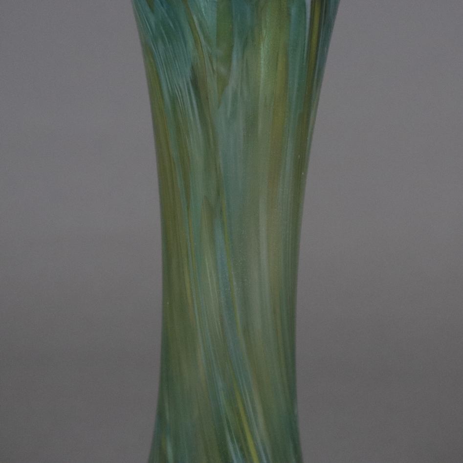 Vase - dickwandiges Glas mit Farbeinschmelzungen, irisiert, gebauchter Stand mit langem Hals und au - Image 4 of 6