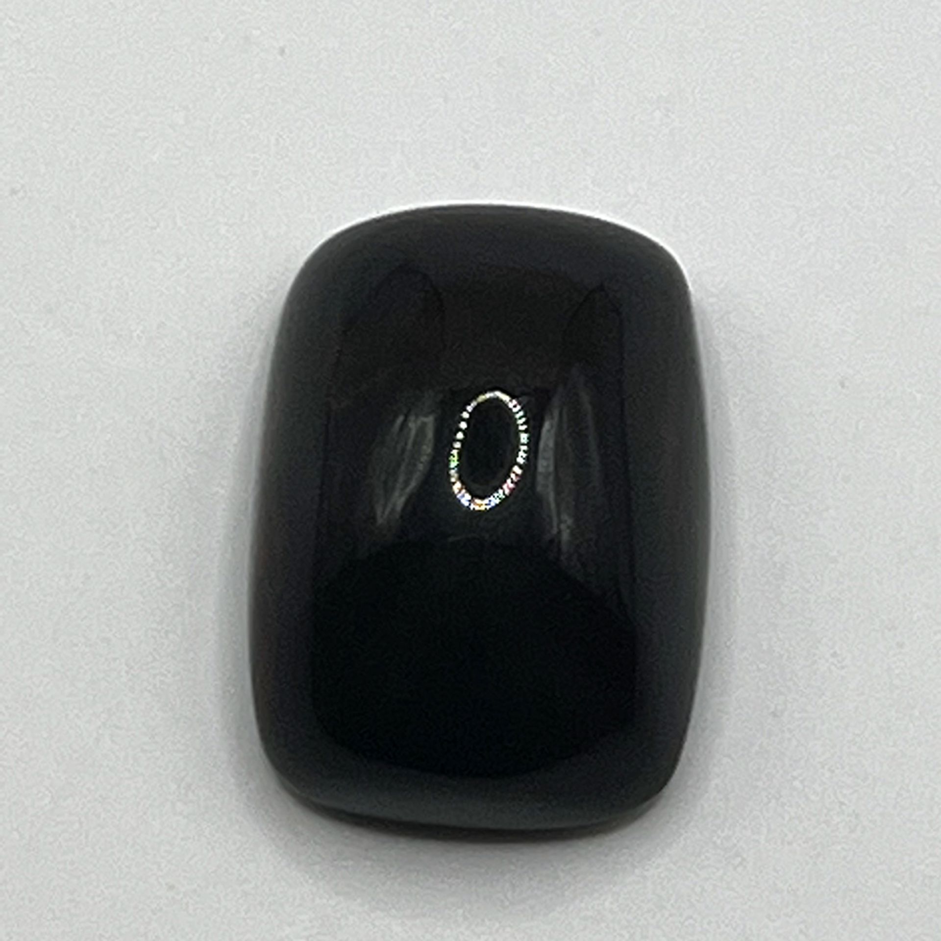 Schwarzer Opal - 5,31 ct., schwarz mit Farbenspiel, Kissenschliff/Cabochon, Details siehe Zertifika