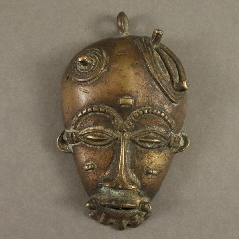 Zwei kleine Passportmasken im Baule-Stil - wohl Elfenbeinküste, Maskenanhänger, Bronze, gegossen, 1 - Image 4 of 5