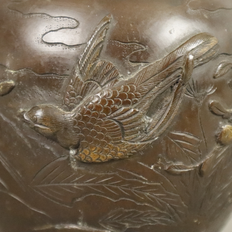 Bronzevase - Japan, wohl Meiji-Zeit, Bronze, braun patiniert, auf der Wandung umlaufend halbrundes - Image 6 of 9