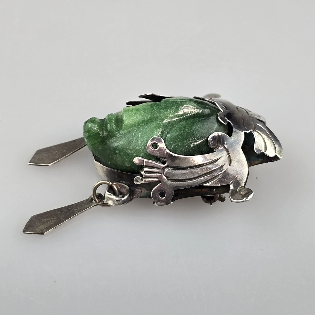 Vintage-Brosche „Aztekenkopf“ - grüne Jade geschnitzt, verzierte Haube aus Sterling Silber, rücksei - Image 3 of 5