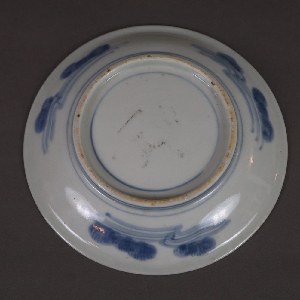 Teller mit Karpfendekor - China, späte Qing-Dynastie, Porzellan, runde Form mit fein gemalten Karpf - Image 7 of 7
