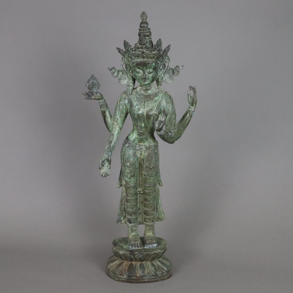 Bodhisattva-Figur - Nepal /Tibet 20.Jh., Bronzelegierung mit grüner Patina, 4-armig, auf doppeltem