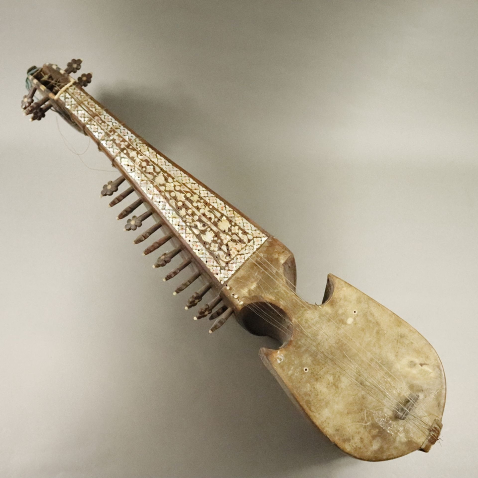 Afghanische Schalenhalslaute - sogenannter Rubab, 19./20. Jh., traditionelles Saiteninstrument, tai