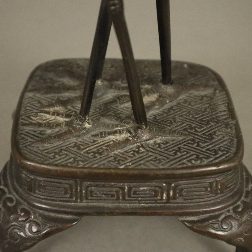 Figürlicher Leuchter - China, 20. Jh., Bronze, braun patiniert, zwei vollrund gearbeitete Kraniche - Image 6 of 8