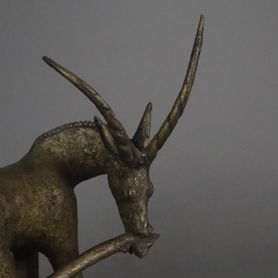 Bronzefigur "Antilope" - wohl afrikanische Bronze patiniert, vollrunde Darstellung einer Antilope, - Image 2 of 5