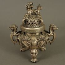 Weihrauchbrenner - China, silbriges Metall, gedrückt kugelige Schale mit Löwenhenkeln und vier Tatz