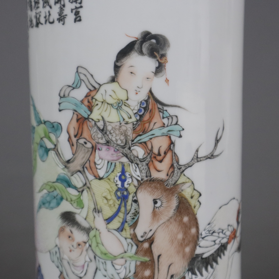 Hutstand - China, Porzellan mit polychromer Emailmalerei in den Farben der Famille rose, dargestell - Image 2 of 8