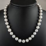 Perlenkette - Kette mit 36 hellgrauen Perlen von 10 bis 12 mm Dm., und 2 (wohl) Tahiti-Perlen von 1
