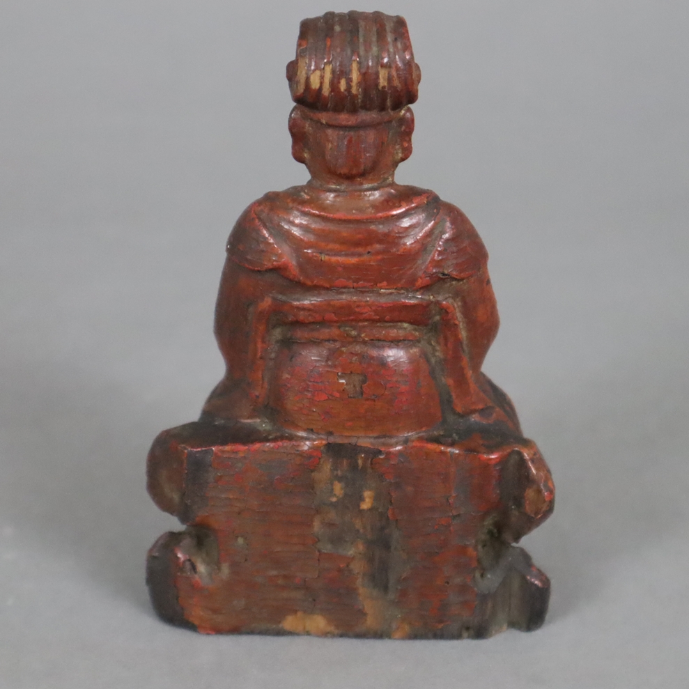 Figurine eines sitzenden Adligen mit Opfergabe - China, ausgehende Qing-Dynastie, um 1900, kleine H - Image 7 of 7