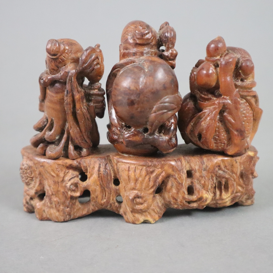 Drei daoistische Unsterbliche auf Natursockel - China, feine Holzschnitzerei, H.ca.9,5 x 11 x 3+ cm - Image 7 of 8