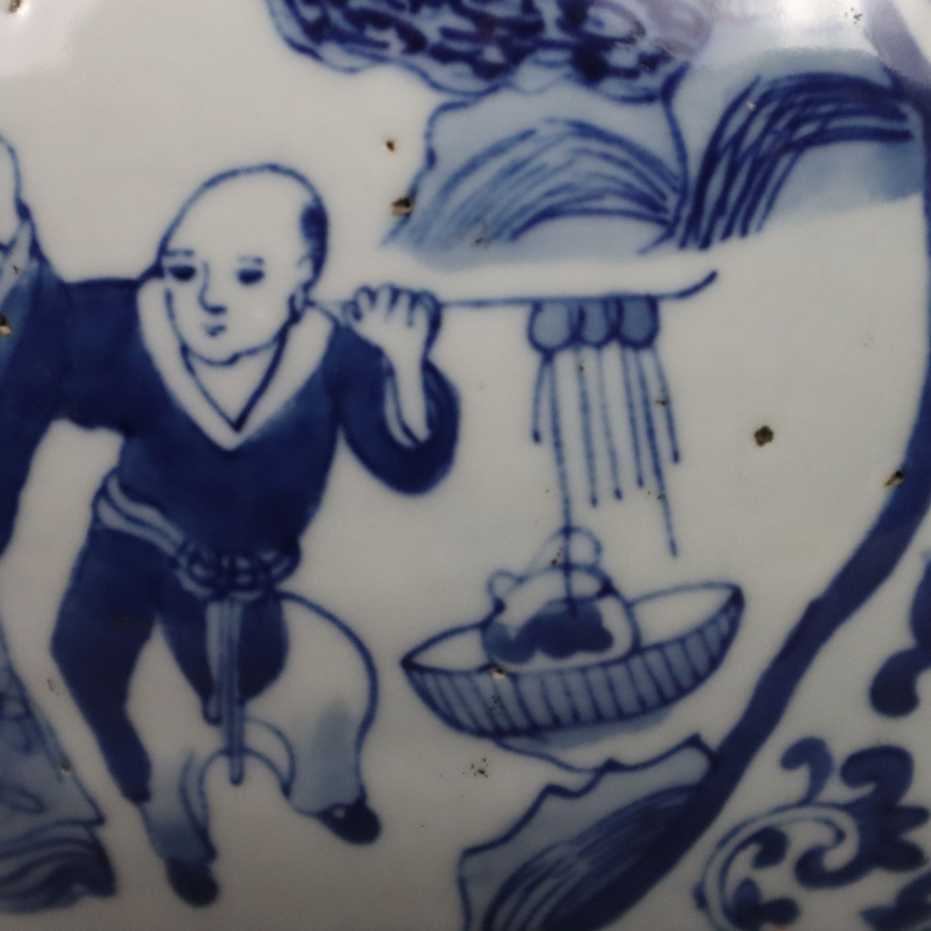 Schultertopf - China 20.Jh., Weißporzellan mit unterglasurblauer Bemalung, passige figuralen Reserv - Image 10 of 12