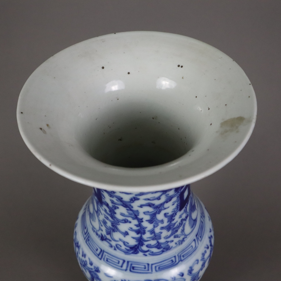 Blau-weiße Balustervase - China, ausgehende Qing-Dynastie, spätes 19. Jh., sog. „Hochzeitsvase“, Po - Image 2 of 8