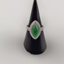 18K-Jadering mit Diamanten - Weißgold 750/000 (18K), navetteförmiger Ringkopf mit grüner Jade von c