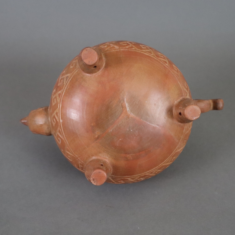 Tonkanne mit Hühnerkopf - China, Irdenware in Form einer archaischen Hühnerkopfkanne, auf drei Stan - Image 9 of 9