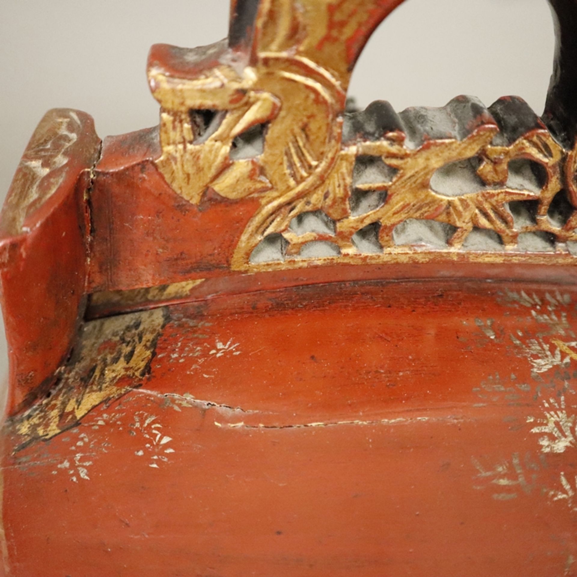 Tragbarer Hochzeitskorb - China, nach 1900, Holz teils floral geschnitzt, mit rotem Lack, Goldlackb - Bild 10 aus 12