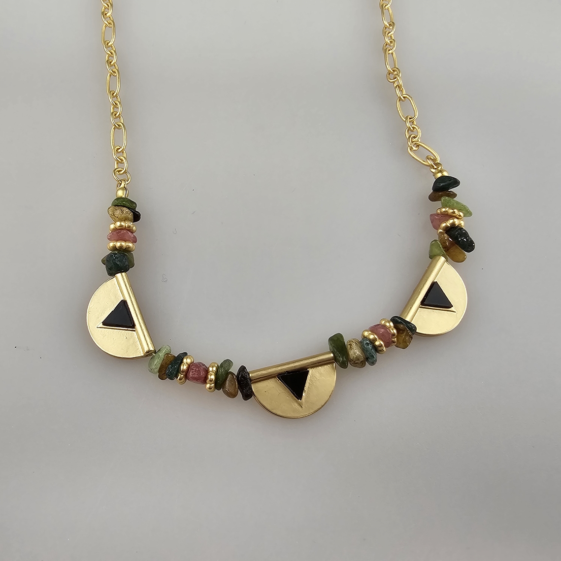 Zierliches Vintage-Collier mit kubistischen Stilelementen - Gelbmetall, Mittelteil aus drei Halbmon - Image 4 of 6