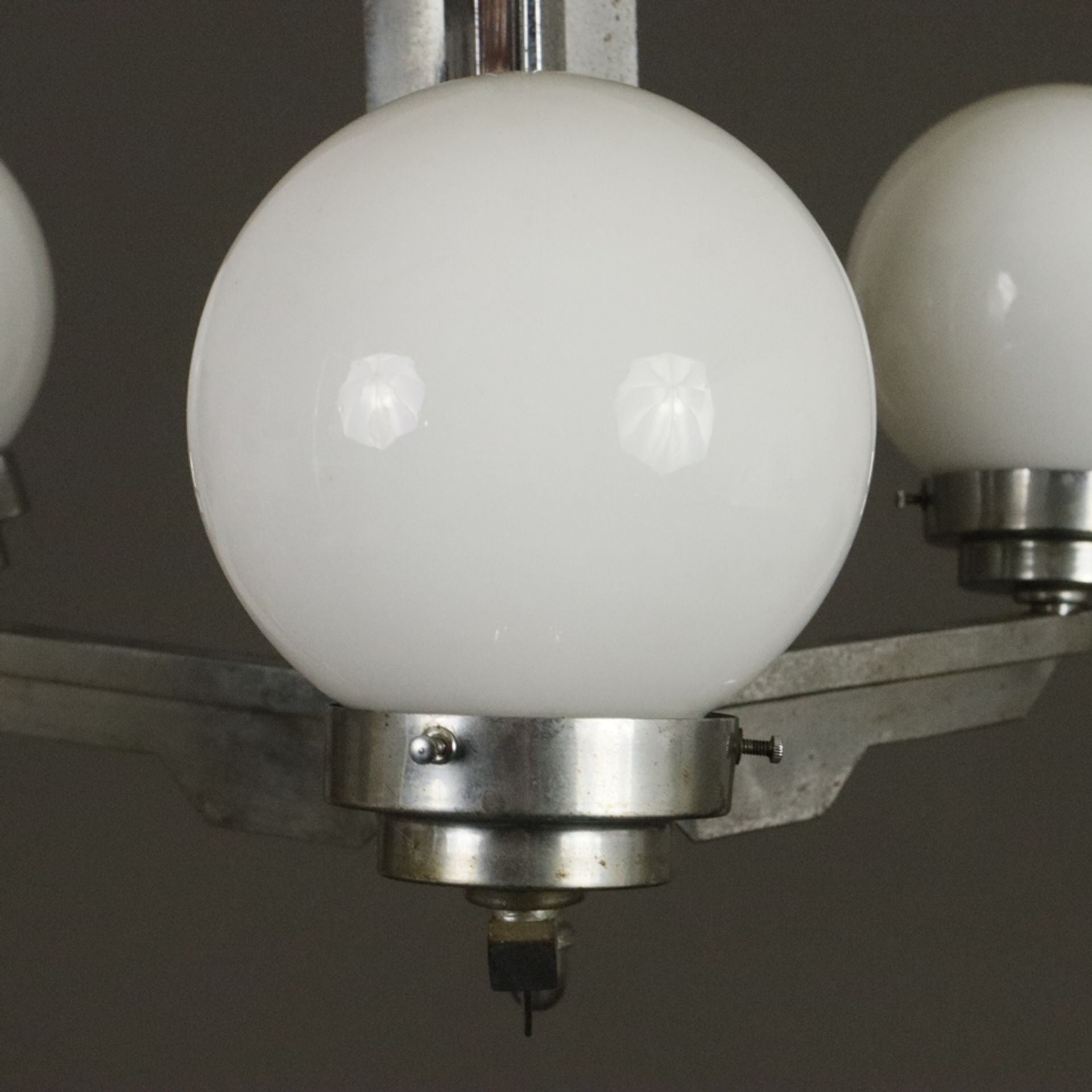 Art Déco-Deckenlampe - Frankreich um 1920/30, dreiarmiges Metallgestell mit drei Opalglas-Kugelschi - Image 3 of 11