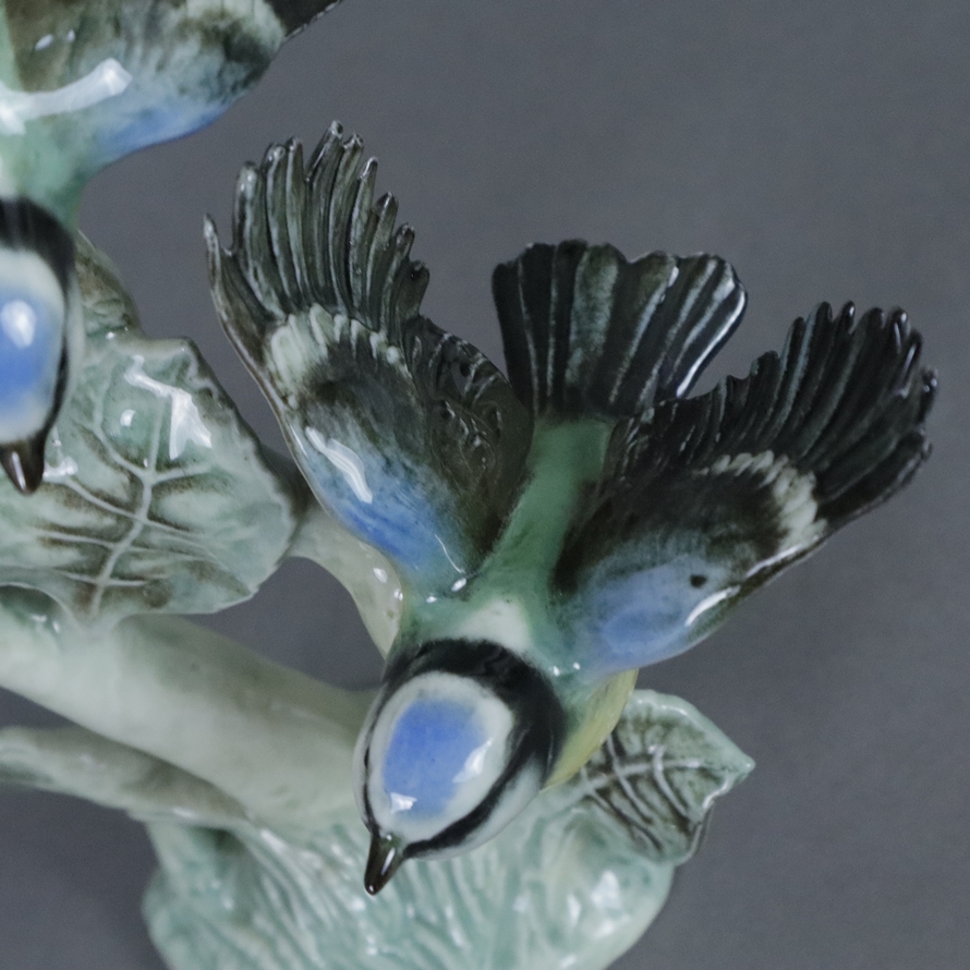 Meisengruppe - Goebel, drei vollrund modellierte Blaumeisen mit ausgebreiteten Schwingen am Baum, f - Image 5 of 8