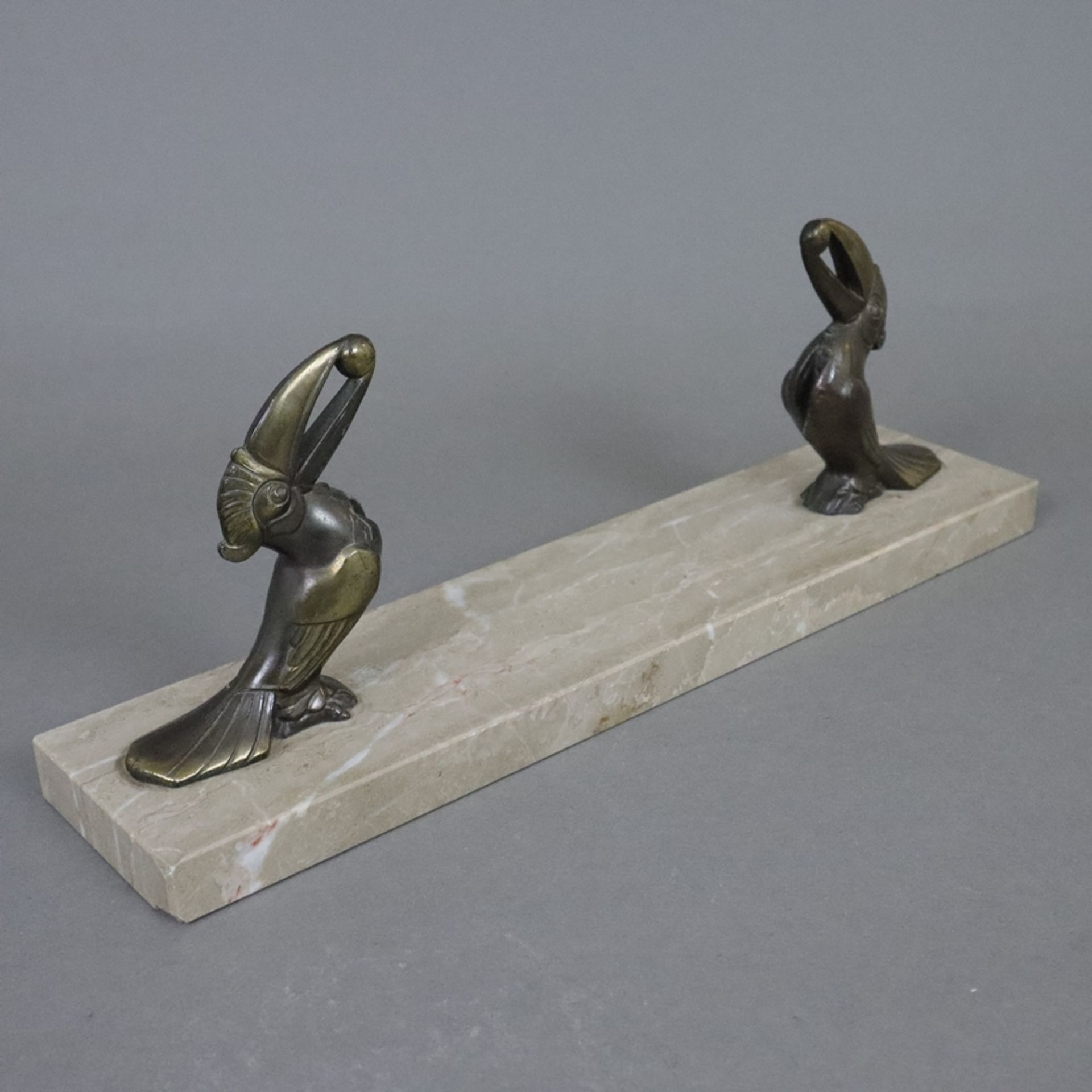Figürliche Halterung im Art Déco-Stil - 20. Jh., rechteckige Marmorplinthe mit zwei sich gegenüber - Image 2 of 7