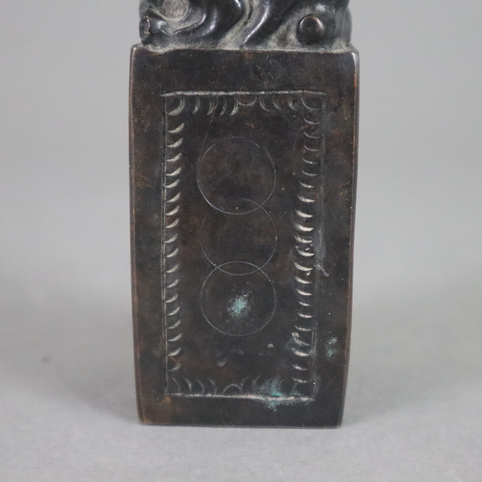 Figürlicher Bronzestempel - China, dunkelbraun patiniert, quadratischer Siegelstein mit vier relief - Image 5 of 6