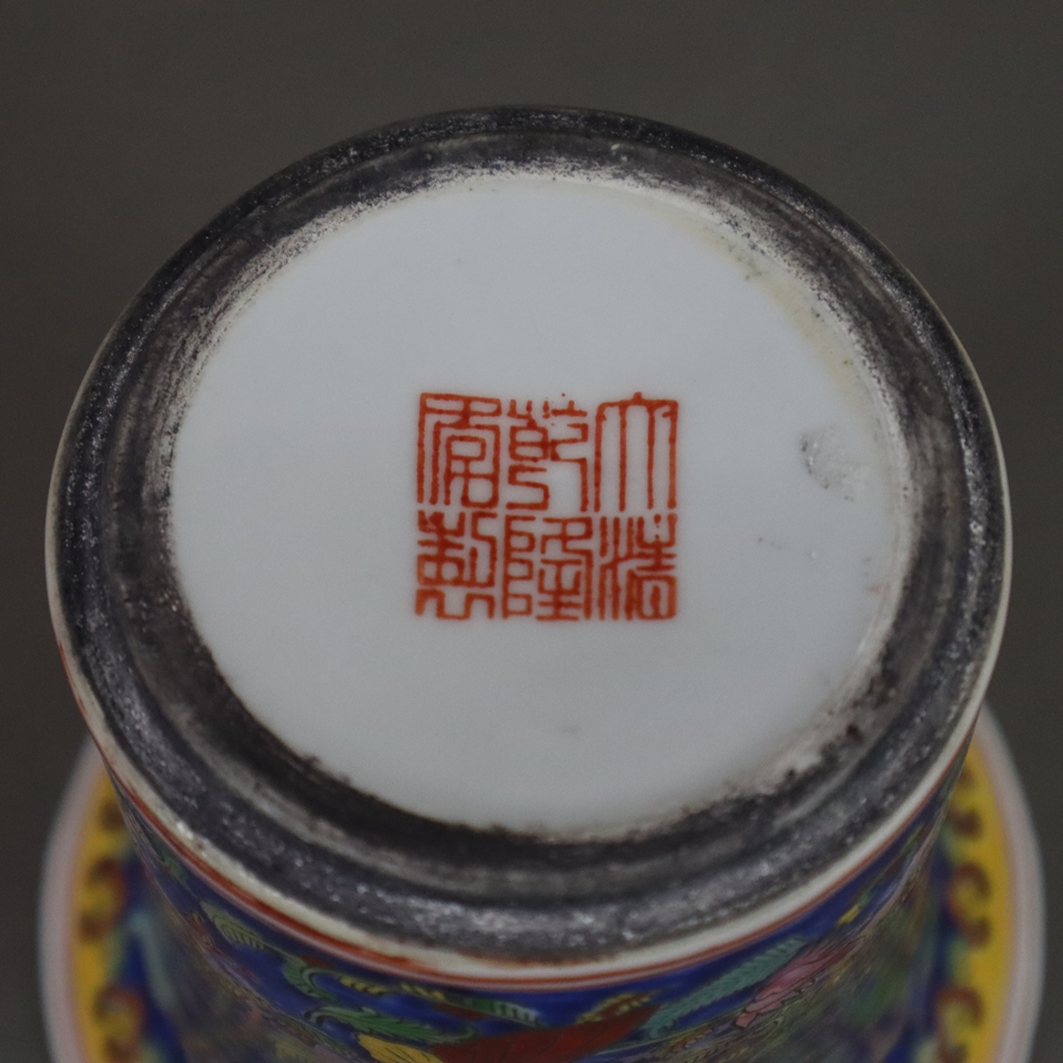 Vase - China 20.Jh., Zylindervase mit ausgestelltem Rand, Dekor in polychromen Aufglasurfarben, unt - Image 8 of 8